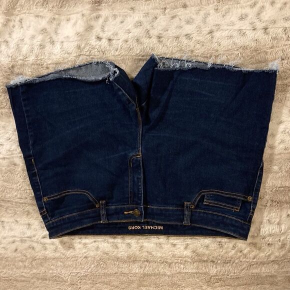 𝅺: : MICHAEL KORS Like New Dark Wash Raw Hem Denim Shorts : : - Picture 8 of 10